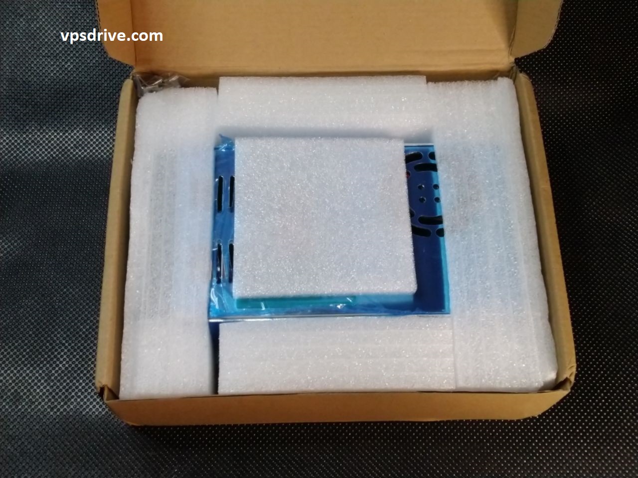 MPPT solar charge controller for battery charging