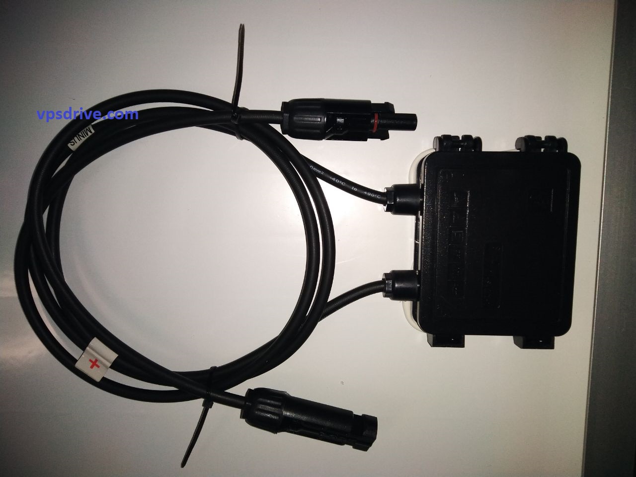 Solar panel for a power station, made of silicon and waterproof, with a capacity of 100W