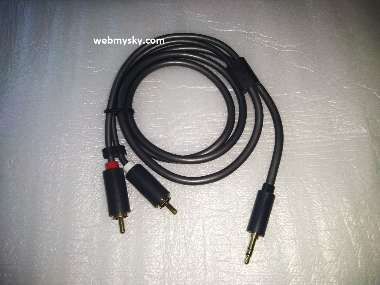 The Ugreen Audio Cable with 3.5mm Jack and RCA Connectors