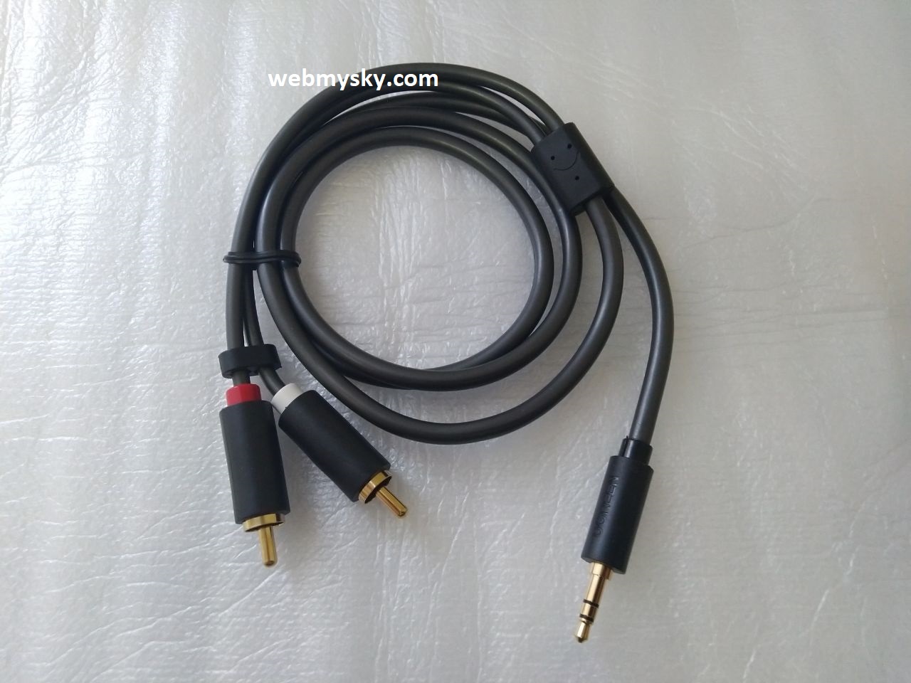 The Ugreen Audio Cable with 3.5mm Jack and RCA Connectors