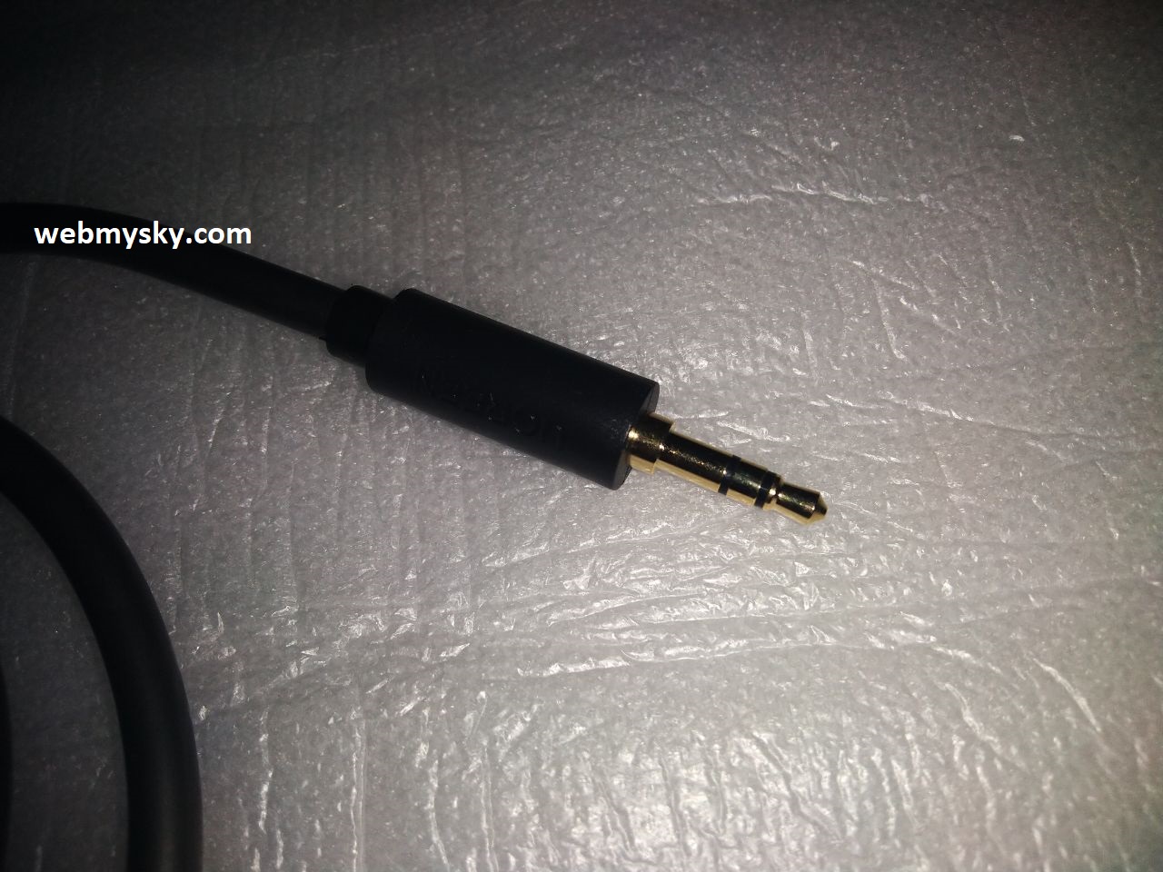 The Ugreen Audio Cable with 3.5mm Jack and RCA Connectors